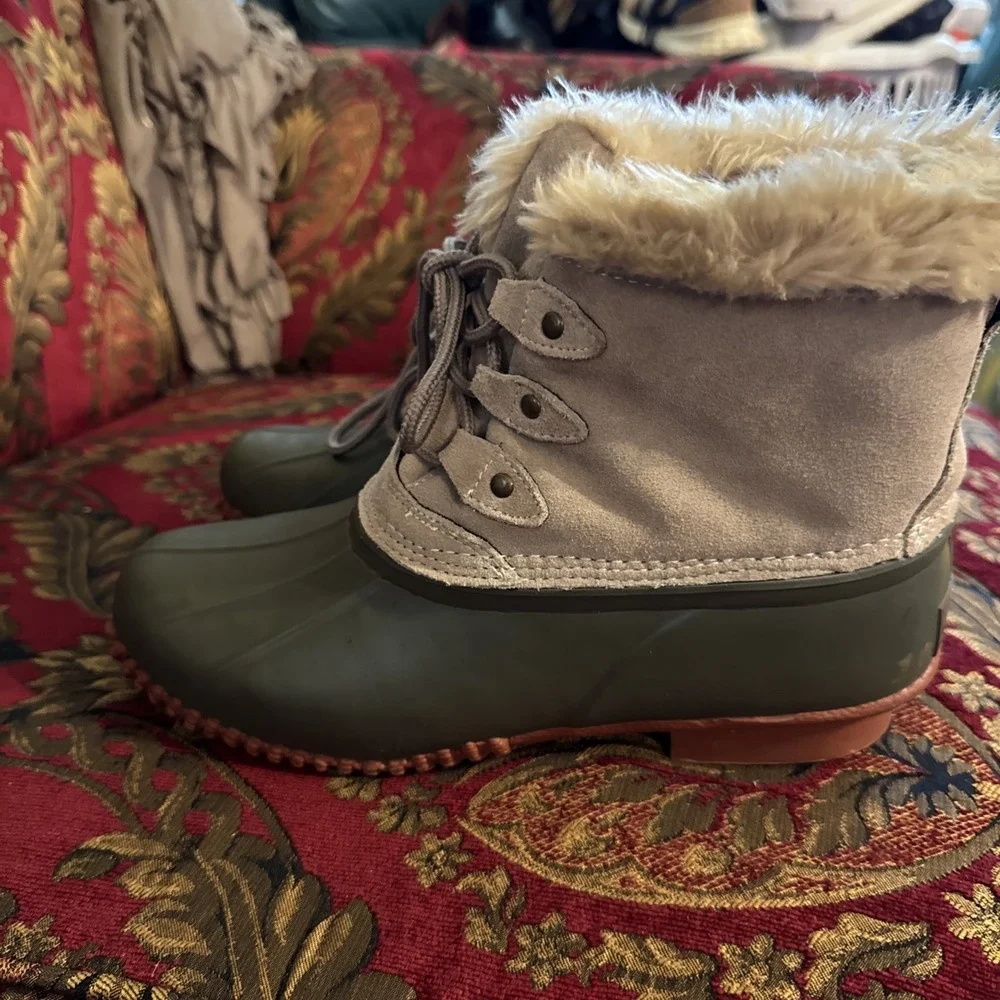 American Eagle Women's Leather & Rubber Shearling Lined Duck Boots Size 8 - EUC